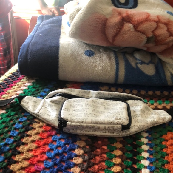 Fannypack - Picture 1 of 2